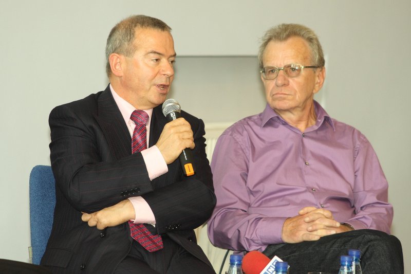 Pirmsvēlēšanu publiskā diskusija ar Ministru prezidenta amata kandidātiem. No kreisās: 
Aivars Lembergs (Zaļo un Zemnieku savienība); 
Sergejs Dolgopolovs (Saskaņas Centrs).
