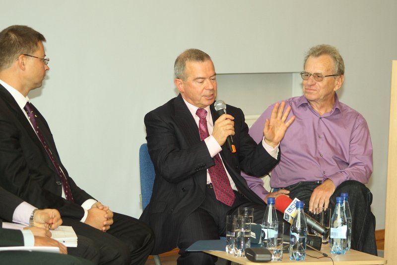 Pirmsvēlēšanu publiskā diskusija ar Ministru prezidenta amata kandidātiem. No kreisās: 
pašreizējais ministru prezidents Valdis Dombrovskis (Vienotība); 
Aivars Lembergs (Zaļo un Zemnieku savienība); 
Sergejs Dolgopolovs (Saskaņas Centrs).