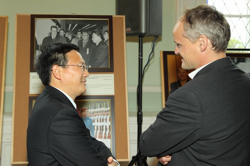 Ķīnas un Latvijas diplomātisko attiecību nodibināšanas divdesmitgadei veltītas izstādes atklāšana. null