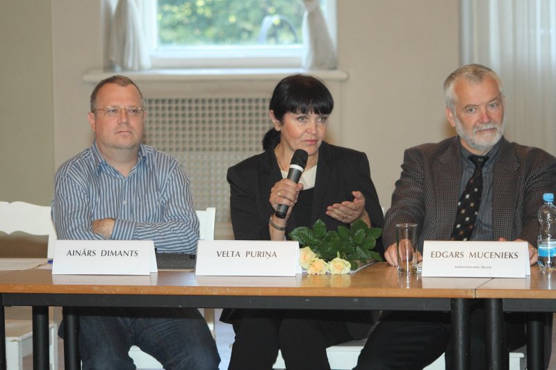 Preses konference par Apvienoto Pasaules latviešu zinātnieku III kongresu un Letonikas IV kongresu. No kreisās: 
Ainārs Dimants; 
Velta Puriņa; 
kultūrvēsturnieks, filozofs Edgars Mucenieks.