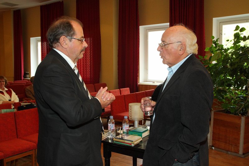 Tikšanās ar Šveices rakstnieku Andreasu Itenu (Andreas Iten) Latvijas Universitātes Akadēmiskajā bibliotēkā. Šveices Konfederācijas vēstniecības Latvijā padomnieks Urs Bīlers (Urs Bühler) (pa kreisi) un
rakstnieks Andreass Itens (Andreas Iten).