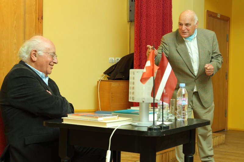 Tikšanās ar Šveices rakstnieku Andreasu Itenu (Andreas Iten) Latvijas Universitātes Akadēmiskajā bibliotēkā. Rakstnieks Andreass Itens (Andreas Iten) (pa kreisi) un 
Šveiciešu biedrības Baltijā prezidents Ēriks J. Grūbels.