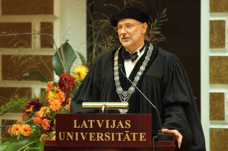 Latvijas Universitātes 92. gadadienai veltīta LU Senāta svinīgā sēde. LU rektors prof. Mārcis Auziņš.
