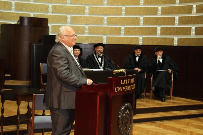 Latvijas Universitātes 92. gadadienai veltīta LU Senāta svinīgā sēde. Emeritētā profesora Andreja Reinfelda uzruna.