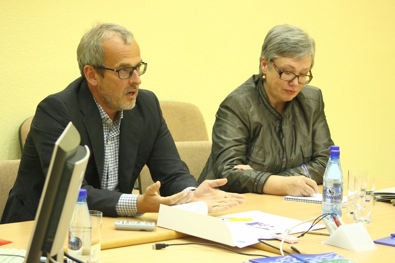 Diskusija par Latvijas prezidentūras prioritātēm Eiropas Savienībā. No kreisās: 
Eiropas Parlamenta deputāts Roberts Zīle; 
LU SZF Politikas zinātnes nodaļas profesore Žaneta Ozoliņa.
