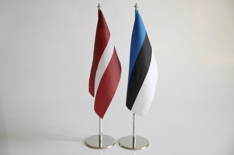 Latvijas un Igaunijas karogi. null