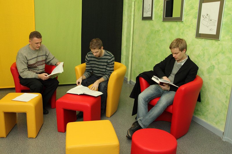 Atpūtas stūrītis Latvijas Universitātes Bibliotēkas Daudznozaru bibliotēkā. null