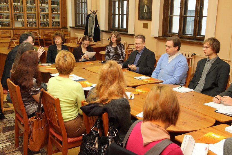 Latvijas Universitātes, Rīgas Tehniskās universitātes un Latvijas Nacionālās bibliotēkas speciālistu diskusija, kas notiek starptautiskās Open Access (brīvpieejas informācijas) nedēļas ietvaros. (LU Bibliotēkas Daudznozaru bibliotēkā). null