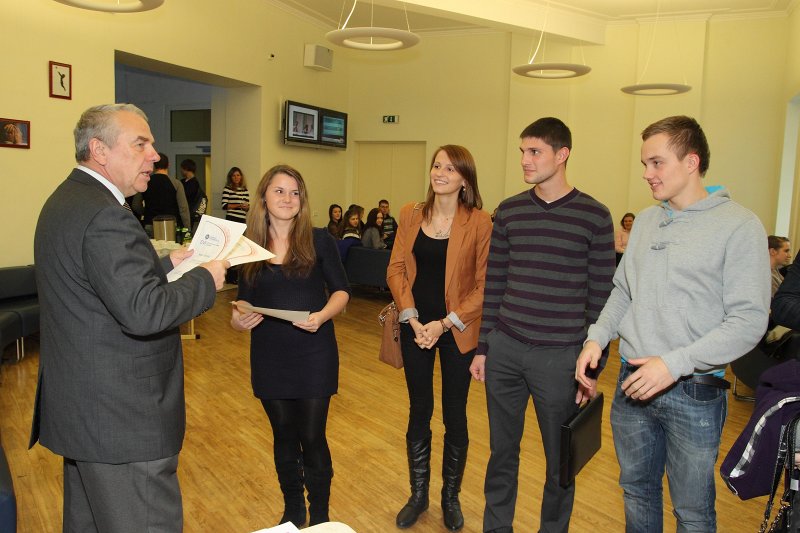 Stipendijas 'Gudrības banka' pasniegšana Latvijas Universitātes 
Ekonomikas un vadības fakultātes studentiem. null