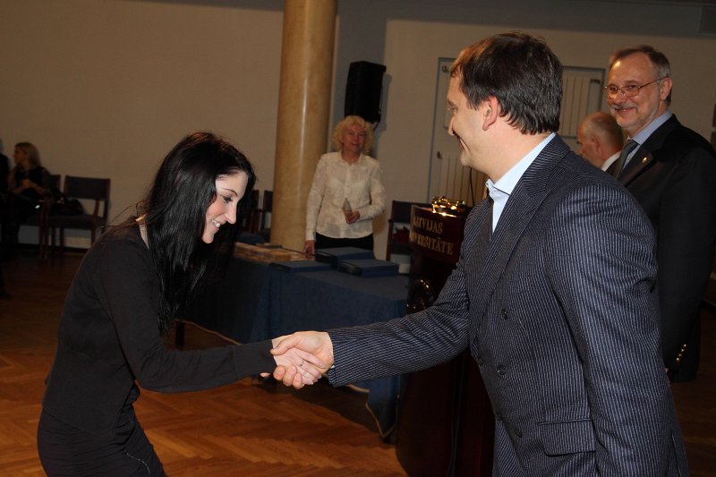 LU mecenātu stipendiju svinīgā pasniegšana. SIA „Arčers” valdes loceklis Kaspars Garkanis sveic 2011./2012.ak. gada „Ceļamaize 2011” (ar SIA „Arčers” atbalstu) stipendiāti Klintu Raupu.