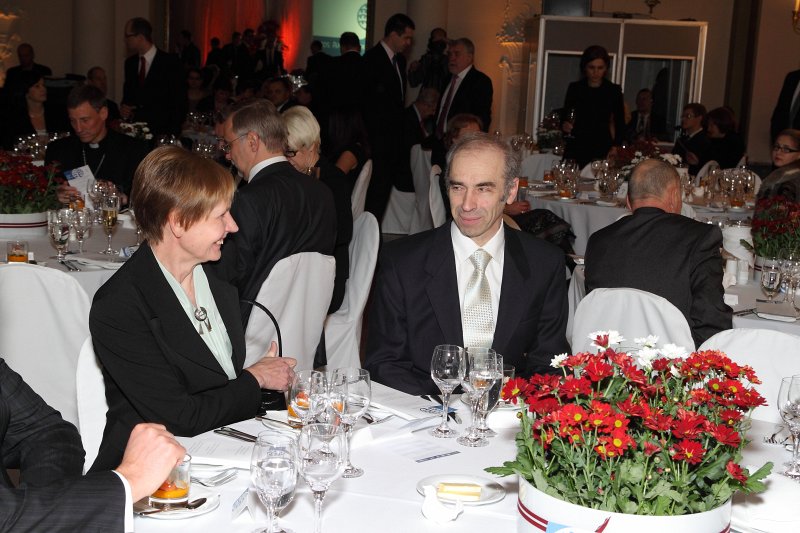 'Ekonomistu apvienības 2010' 'Spīdolas balvas' pasniegšanas ceremonija (Rīgas Latviešu biedrības namā). null