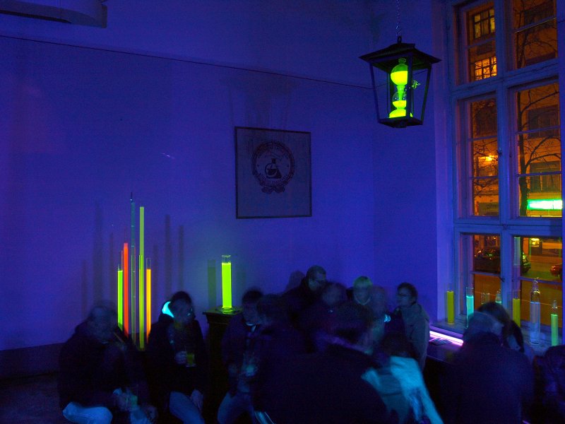 Latvijas Universitātes Ķīmijas fakultāte piedalās gaismas objektu festivālā 'Staro Rīga'. Apmeklētājiem iespējams nobaudīt gaismas dzērienus.