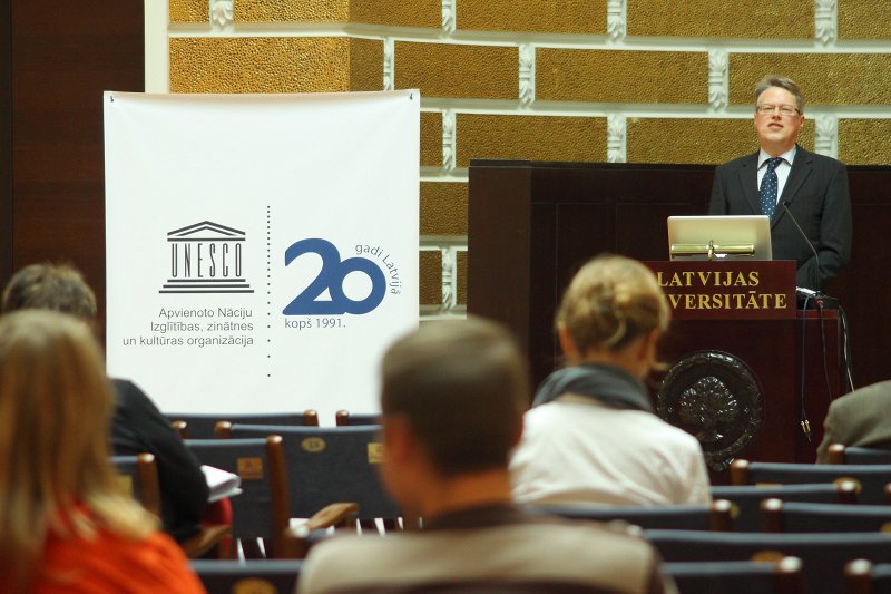 UNESCO Pasaules filozofijas dienai veltīta konference 'Ētiskais un neētiskais dzīvības zinātnēs'. LLU Filozofijas katedras docents Gunārs Brāzma 'Cilvēka embriju izmantošana pētījumos: ētiskie aspekti'.