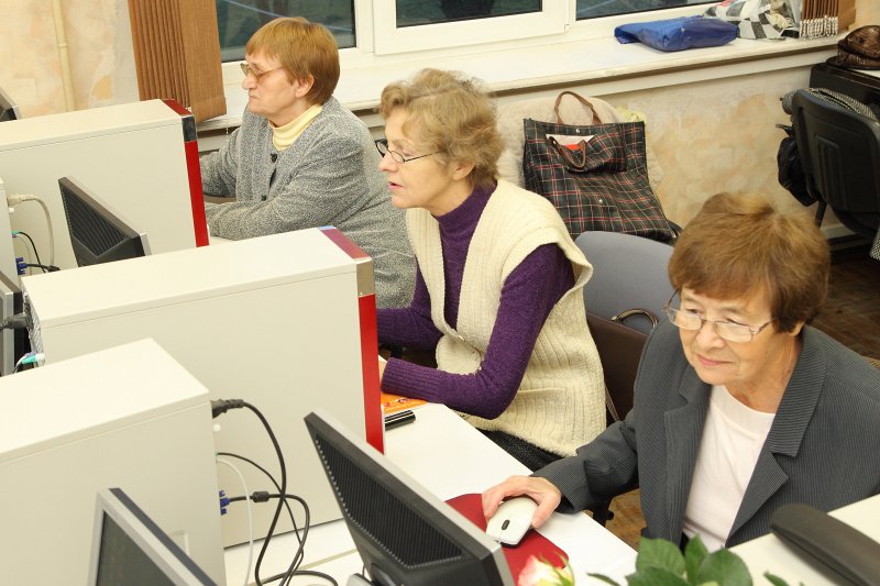 Datorapmācības nodarbība Latvijas Universitātes senioriem. null