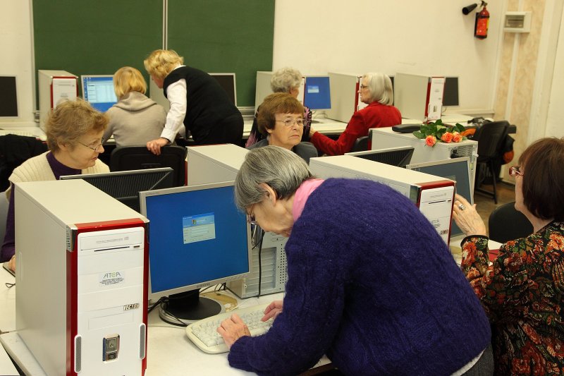 Datorapmācības nodarbība Latvijas Universitātes senioriem. null