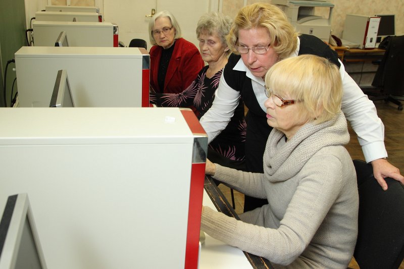 Datorapmācības nodarbība Latvijas Universitātes senioriem. null