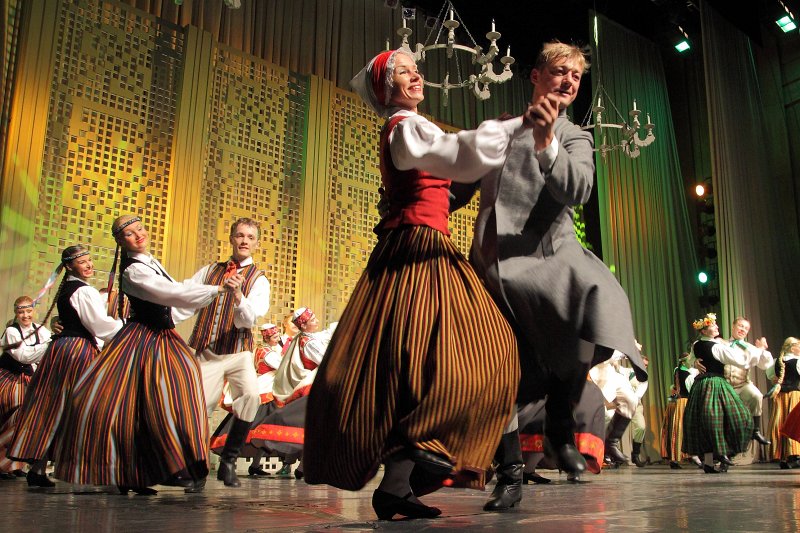 Tautas deju ansambļa 'Dancis' 65 gadu jubilejas koncerts.<br>
(Rīgas Kongresu namā) null