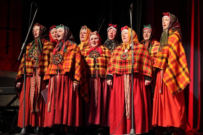 Tautas deju ansambļa 'Dancis' 65 gadu jubilejas koncerts.<br>
(Rīgas Kongresu namā) Suitu sievas.