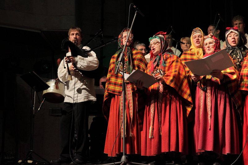 Tautas deju ansambļa 'Dancis' 65 gadu jubilejas koncerts.<br>
(Rīgas Kongresu namā) Suitu sievas.