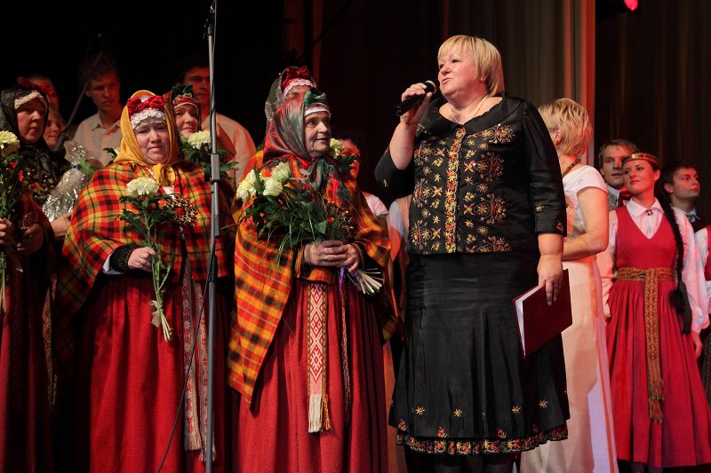 Tautas deju ansambļa 'Dancis' 65 gadu jubilejas koncerts.<br>
(Rīgas Kongresu namā) Astra Kravčenko.