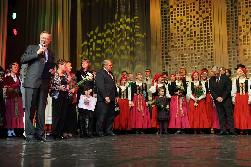 Tautas deju ansambļa 'Dancis' 65 gadu jubilejas koncerts.<br>
(Rīgas Kongresu namā) LU rektora prof. Mārča Auziņa (pa kreisi) apsveikums.