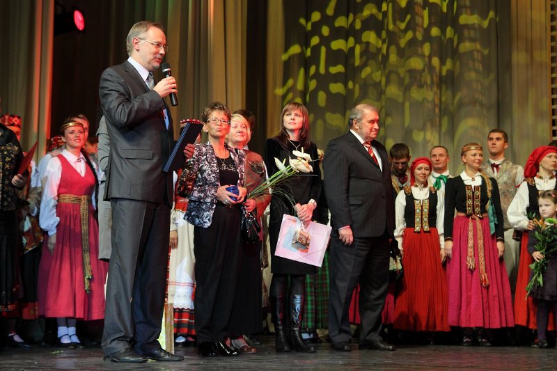 Tautas deju ansambļa 'Dancis' 65 gadu jubilejas koncerts.<br>
(Rīgas Kongresu namā) LU rektora prof. Mārča Auziņa (pa kreisi) apsveikums.