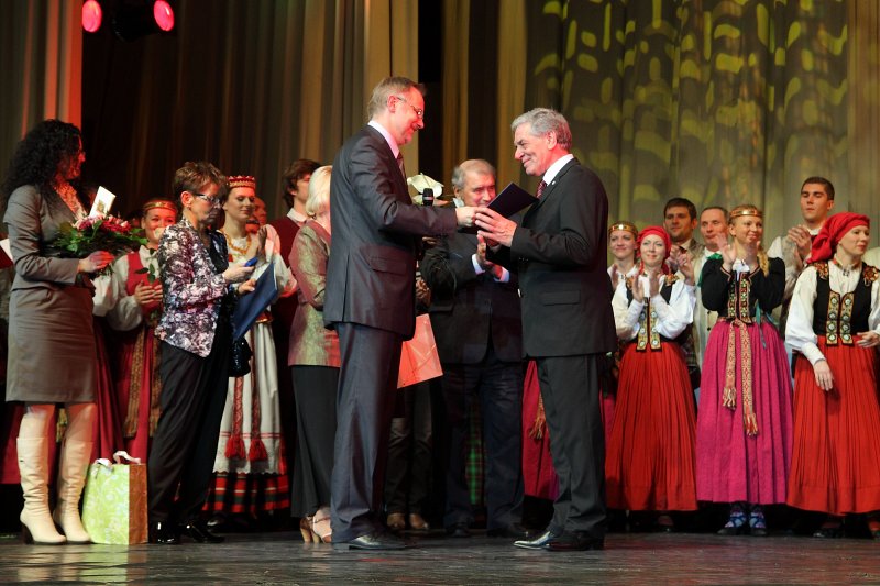 Tautas deju ansambļa 'Dancis' 65 gadu jubilejas koncerts.<br>
(Rīgas Kongresu namā) LU rektors prof. Mārcis Auziņš (pa kreisi) sveic TDA 'Dancis' vadītāju Rolandu Juraševski.
