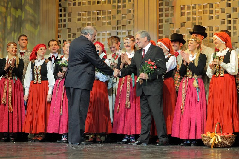 Tautas deju ansambļa 'Dancis' 65 gadu jubilejas koncerts.<br>
(Rīgas Kongresu namā) LU direktors Atis Peičs (pa kreisi) sveic TDA 'Dancis' vadītāju Rolandu Juraševski.