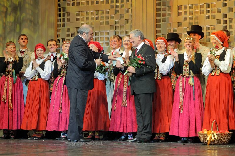 Tautas deju ansambļa 'Dancis' 65 gadu jubilejas koncerts.<br>
(Rīgas Kongresu namā) LU direktors Atis Peičs (pa kreisi) sveic TDA 'Dancis' vadītāju Rolandu Juraševski.