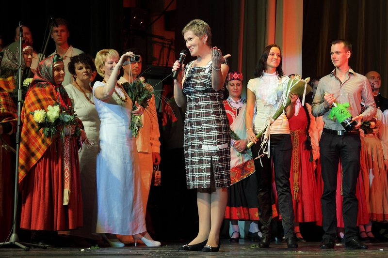 Tautas deju ansambļa 'Dancis' 65 gadu jubilejas koncerts.<br>
(Rīgas Kongresu namā) null