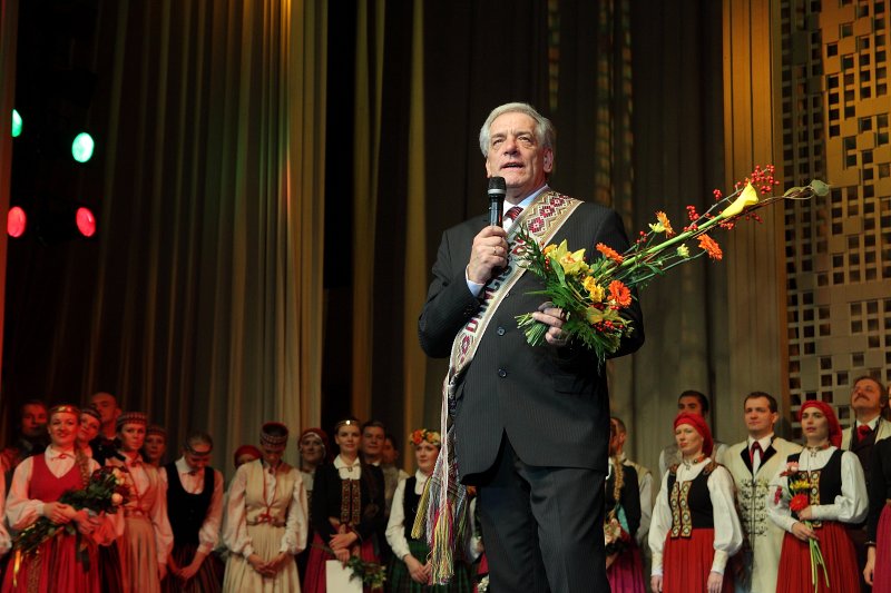 Tautas deju ansambļa 'Dancis' 65 gadu jubilejas koncerts.<br>
(Rīgas Kongresu namā) Tautas deju ansambļa 'Dancis' vadītājs Rolands Juraševskis.
