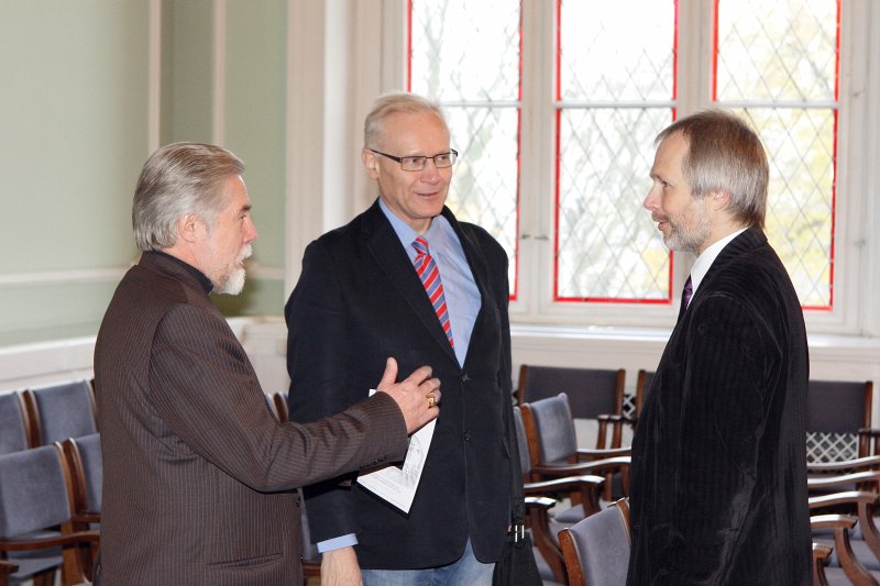 Starptautiskā konference 'Bīskapam Irbem 150'. LELB Liepājas diecēzes bīskaps Pāvils Brūvers (no kreisās), 
Helsinku universitātes Somijas un Skandināvijas Baznīcas vēstures docents Jouko Talonens un 
LU Teoloģijas fakultātes dekāns doc. Ralfs Kokins.