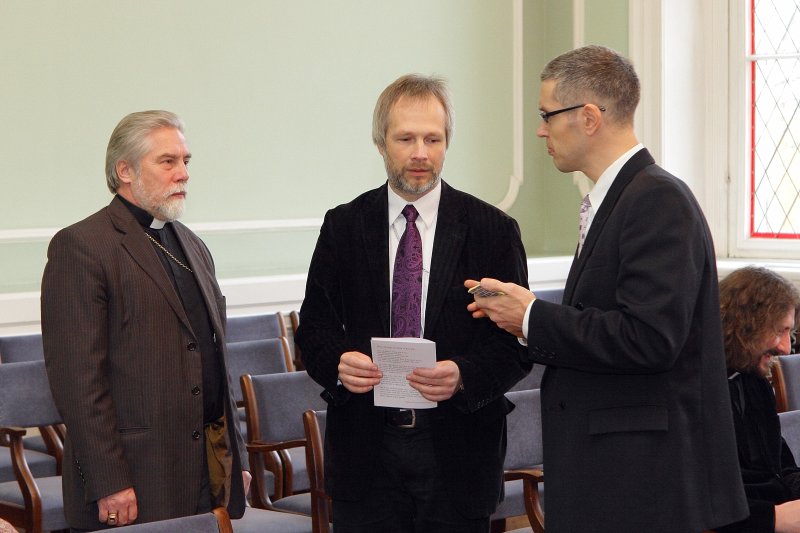 Starptautiskā konference 'Bīskapam Irbem 150'. LELB Liepājas diecēzes bīskaps Pāvils Brūvers (no kreisās), 
LU Teoloģijas fakultātes dekāns doc. Ralfs Kokins un 
Voldemārs Lauciņš.