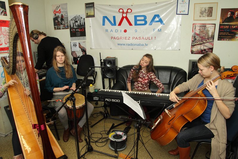 LU Radio 'NABA' 9 gadu jubilejas koncerts radio studijā. Elizabete Balčus (balss, taustiņunstrumenti) kopā ar Elizabeti Angeliku Lāci (arfa), Undīni Balodi (čells) un Anneli Arro(perkusijas).