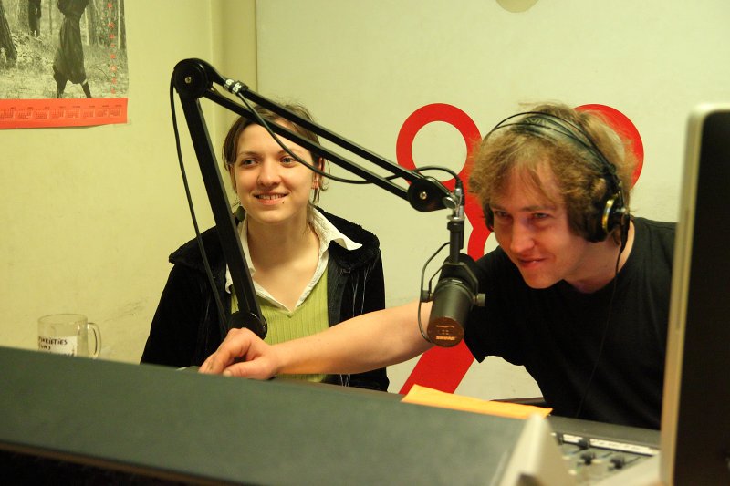 LU Radio 'NABA' 9 gadu jubilejas koncerts radio studijā. Ētera personības Evita Bandere un Mārtiņš Zviedris.
