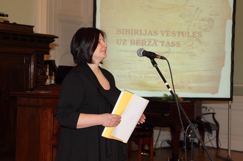 Grāmatas 'Sibīrijas vēstules uz bērza tāss' atvēršanas svētki. Tukuma muzeja pārstāve Zinta Paševiča.