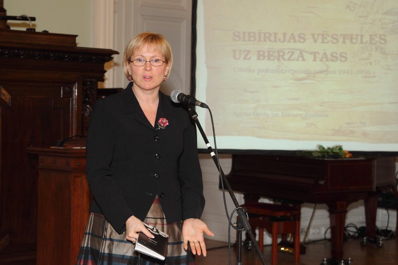 Grāmatas 'Sibīrijas vēstules uz bērza tāss' atvēršanas svētki. LR kultūras ministre Žaneta Jaunzeme - Grende.