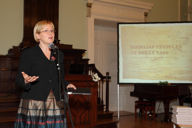 Grāmatas 'Sibīrijas vēstules uz bērza tāss' atvēršanas svētki. LR kultūras ministre Žaneta Jaunzeme - Grende.