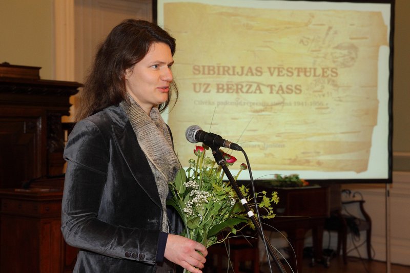 Grāmatas 'Sibīrijas vēstules uz bērza tāss' atvēršanas svētki. UNESCO Latvijas Nacionālās komisijas programmu vadītāja Anita Vaivade.