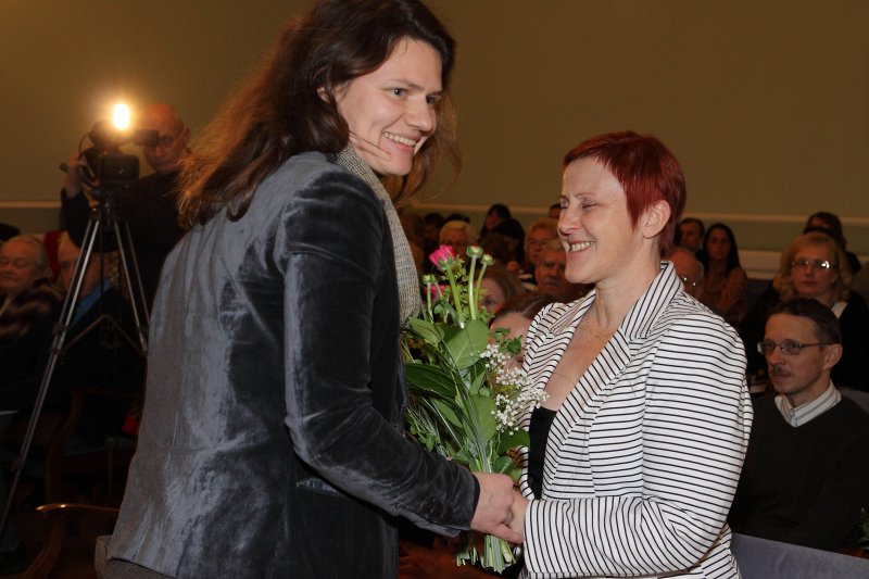 Grāmatas 'Sibīrijas vēstules uz bērza tāss' atvēršanas svētki. UNESCO Latvijas Nacionālās komisijas programmu vadītāja Anita Vaivade (pa kreisi) un grāmatas līdzautore Agrita Ozola.