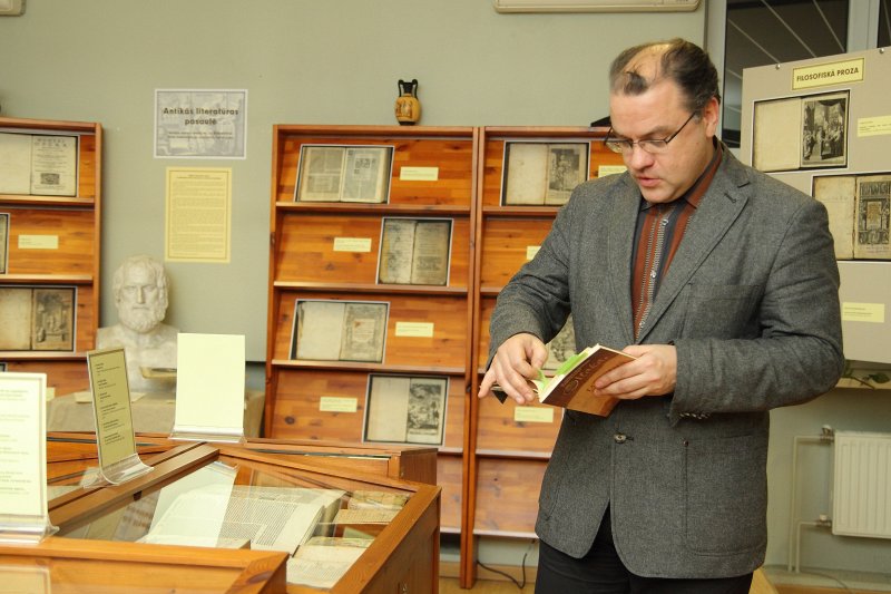 Izstādes 'Antīkās literatūras pasaulē' atklāšana 
Latvijas Universitātes Bibliotēkas Humanitāro zinātņu bibliotēkā. LU HZF profesors Ojārs Lāms.