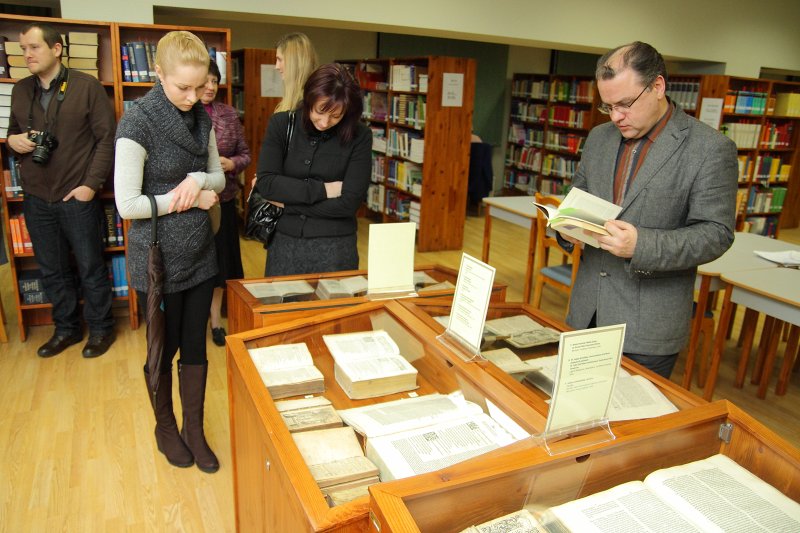 Izstādes 'Antīkās literatūras pasaulē' atklāšana 
Latvijas Universitātes Bibliotēkas Humanitāro zinātņu bibliotēkā. null