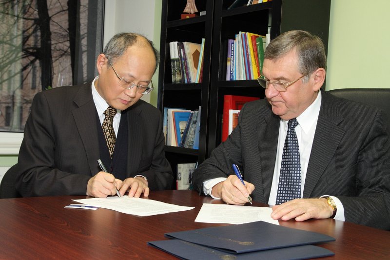 Taivānas akadēmijas kontaktpunkta atvēršana Latvijas Universitātes Humanitāro zinātņu fakultātē. Taipejas misijas Latvijā vadītājs Deivids Vans (David Wang) (pa kreisi) un 
LU mācību prorektors prof. Andris Kangro paraksta vienošanos par turpmāko sadarbību.