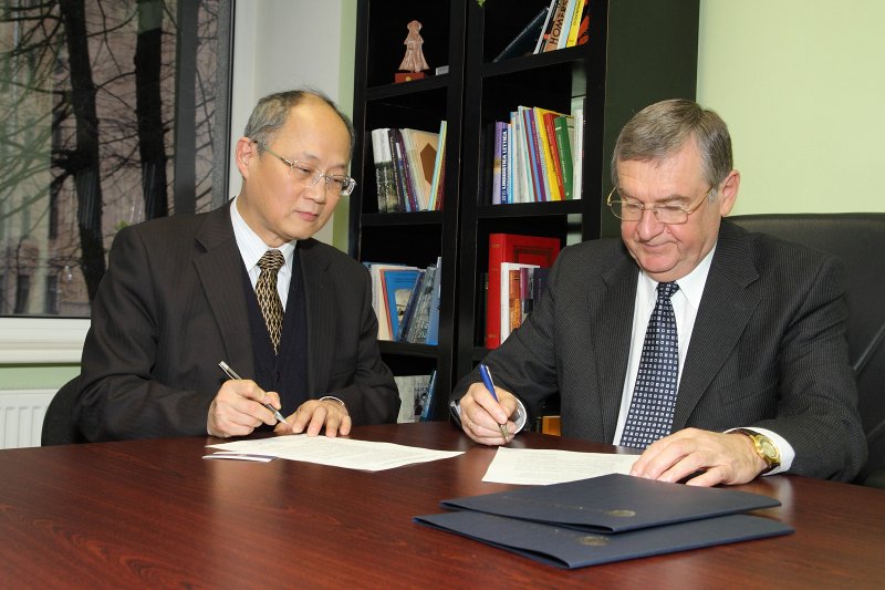 Taivānas akadēmijas kontaktpunkta atvēršana Latvijas Universitātes Humanitāro zinātņu fakultātē. Taipejas misijas Latvijā vadītājs Deivids Vans (David Wang) (pa kreisi) un 
LU mācību prorektors prof. Andris Kangro paraksta vienošanos par turpmāko sadarbību.