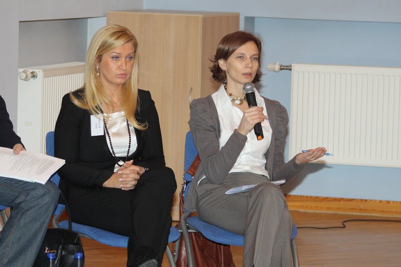 Publiskās debates Nacionālās elektronisko plašsaziņas līdzekļu padomes (NEPLP) kandidātiem 
Latvijas Universitātes Sociālo zinātņu fakultātē. No kreisās: 
Dace Buceniece; 
Anita Brauna.