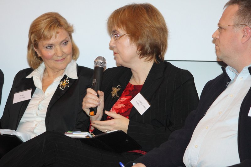 Publiskās debates Nacionālās elektronisko plašsaziņas līdzekļu padomes (NEPLP) kandidātiem 
Latvijas Universitātes Sociālo zinātņu fakultātē. No kreisās: Māra Eglīte; 
Aija Duļevska-Cālīte; 
Ainārs Dimants.