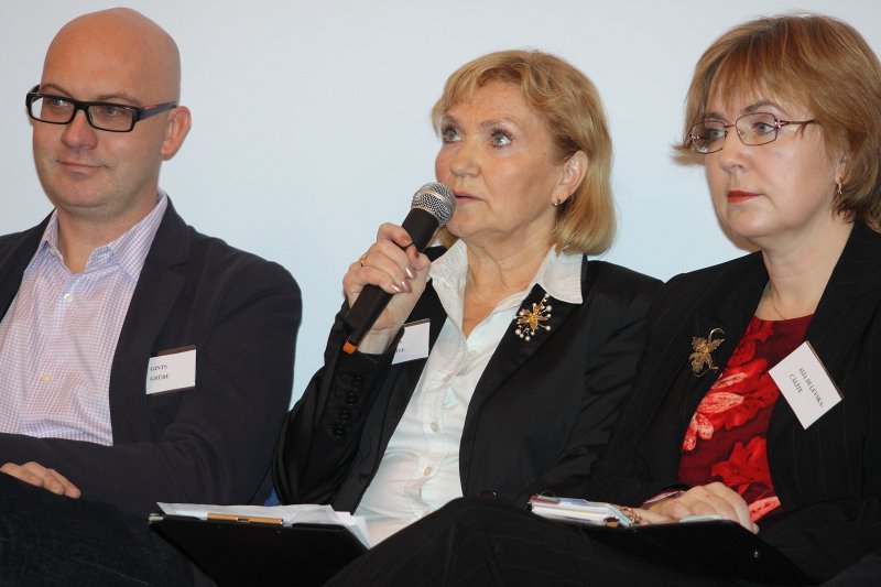 Publiskās debates Nacionālās elektronisko plašsaziņas līdzekļu padomes (NEPLP) kandidātiem 
Latvijas Universitātes Sociālo zinātņu fakultātē. No kreisās: Gints Grūbe; 
Māra Eglīte; 
Aija Duļevska-Cālīte.