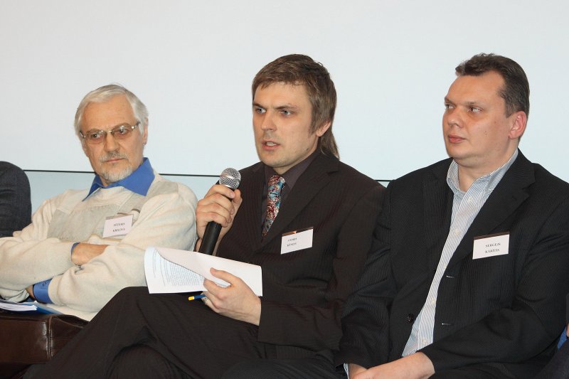 Publiskās debates Nacionālās elektronisko plašsaziņas līdzekļu padomes (NEPLP) kandidātiem 
Latvijas Universitātes Sociālo zinātņu fakultātē. No kreisās: Pēteris Krilovs; 
Andris Ķēniņš; 
Sergejs Kārītis.