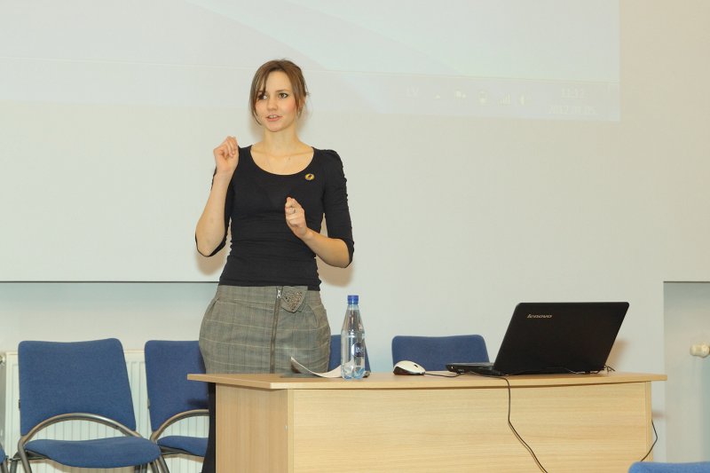 'Novadu spēles' skolēniem Latvijas Universitātes Sociālo zinātņu fakultātē. Spēļu vadītāja, LU SZF studente Anna Leiškalne.