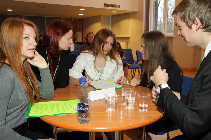 'Novadu spēles' skolēniem Latvijas Universitātes Sociālo zinātņu fakultātē. Kārsavas vidusskola komanda.